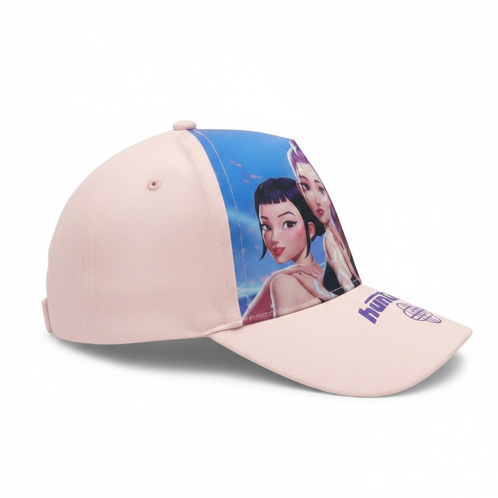 Casquette enfant Le Studio Fantastique Huntrix rose et bleue avec illustration des personnages KPop Demon Hunters