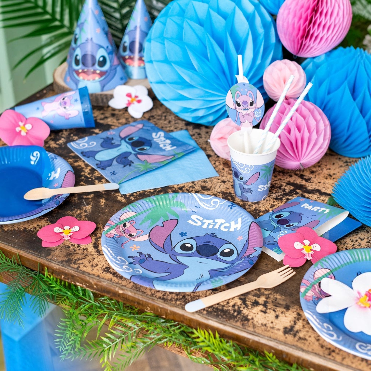 Kit anniversaire Le Studio Fantastique Stitch avec assiettes, gobelets et serviettes bleus et roses pour fête enfant