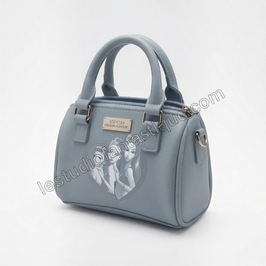 Mini sac à main Le Studio Fantastique bleu clair avec illustration HUNTR/X et médaillon cœur, style K-pop.