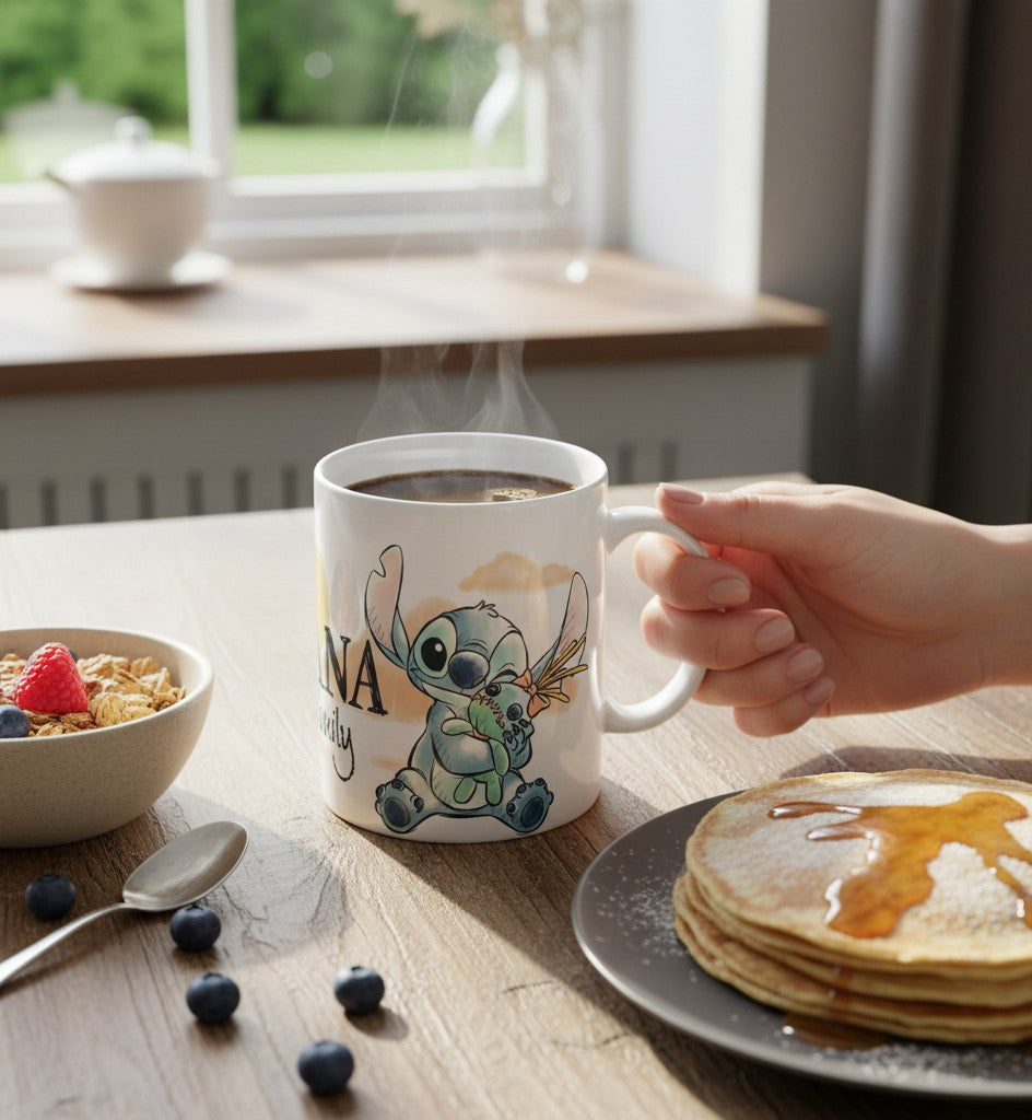 Mug en céramique Le Studio Fantastique avec illustration de Stitch et Angel et inscription Ohana sur une table de petit-déjeuner