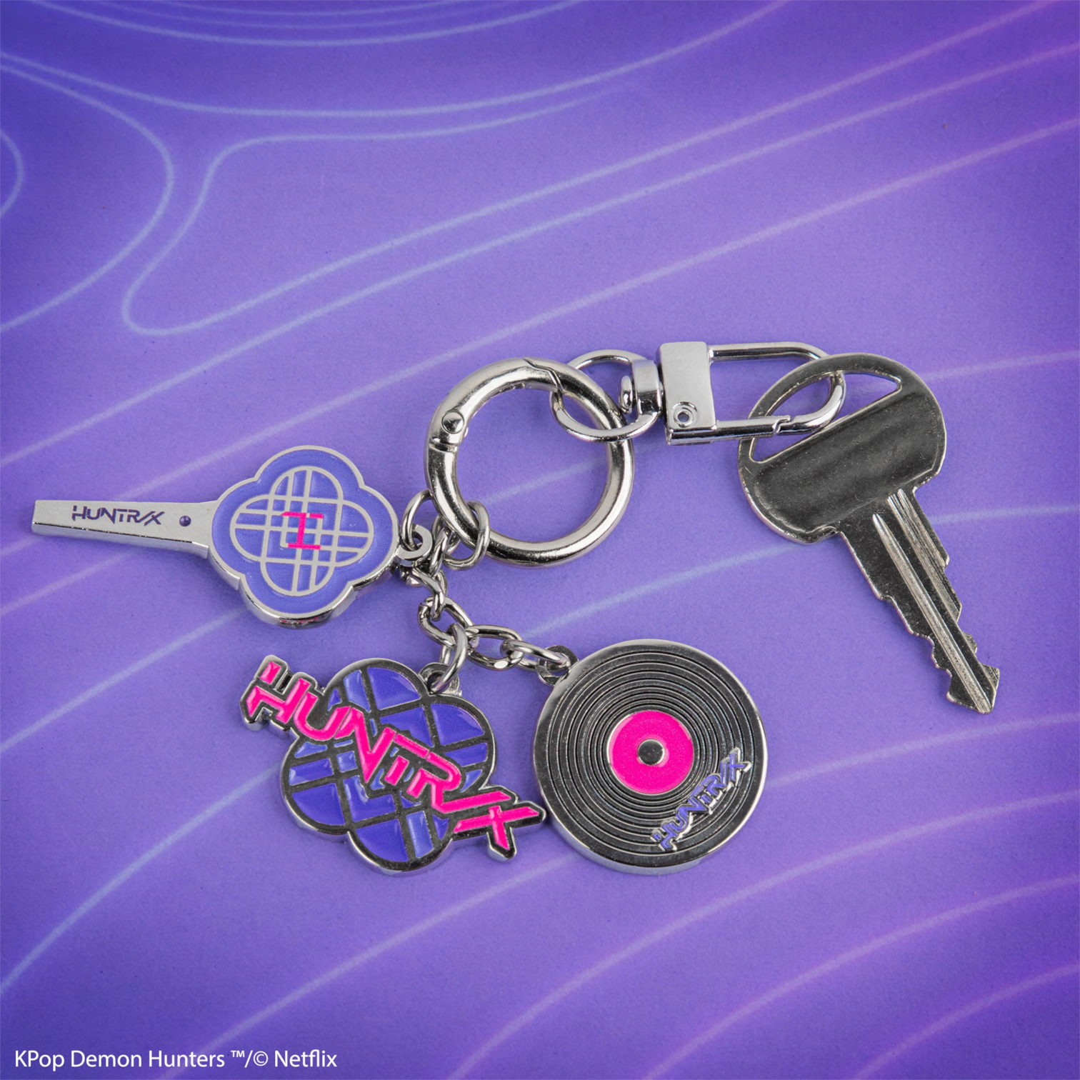 Porte-clés Le Studio Fantastique en alliage de zinc avec charms logo HUNTR/X, lightstick et vinyle sur fond violet