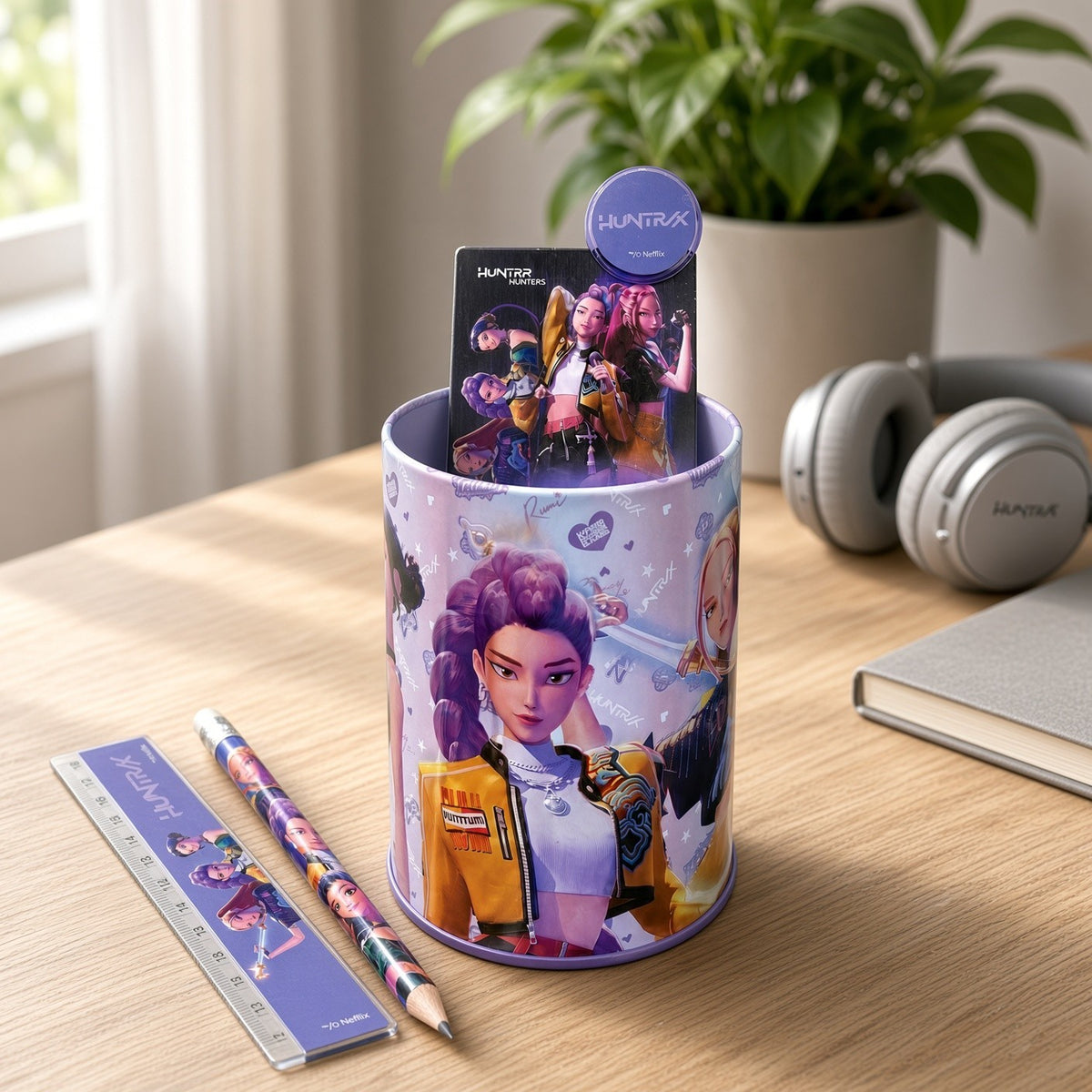 Set de papeterie Le Studio Fantastique Huntrix avec pot à crayons en métal illustré des personnages Rumi, Mira et Zoey
