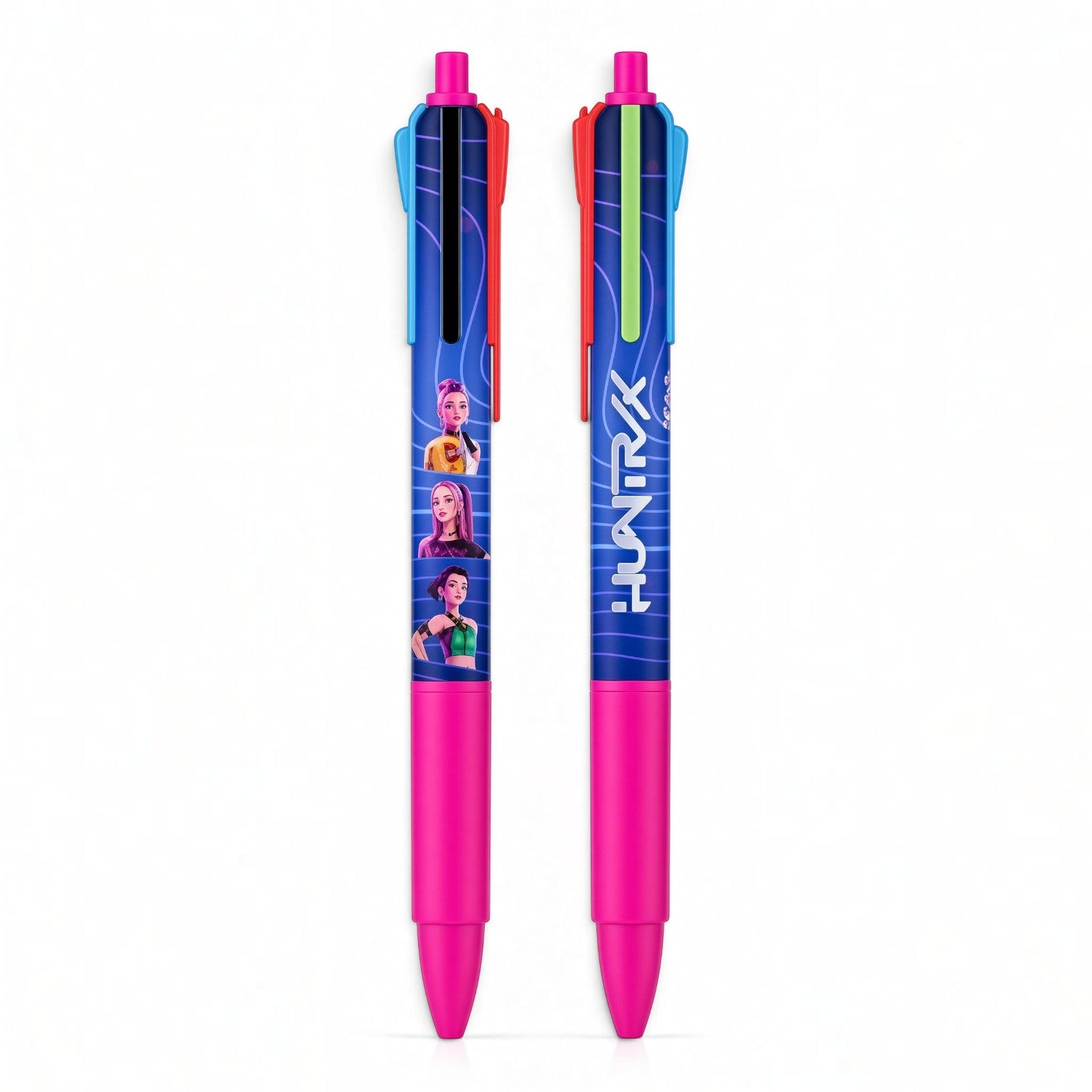 Stylo 4 couleurs Le Studio Fantastique Huntrix avec Rumi, Mira et Zoey, corps bleu et rose, encre 4 couleurs.