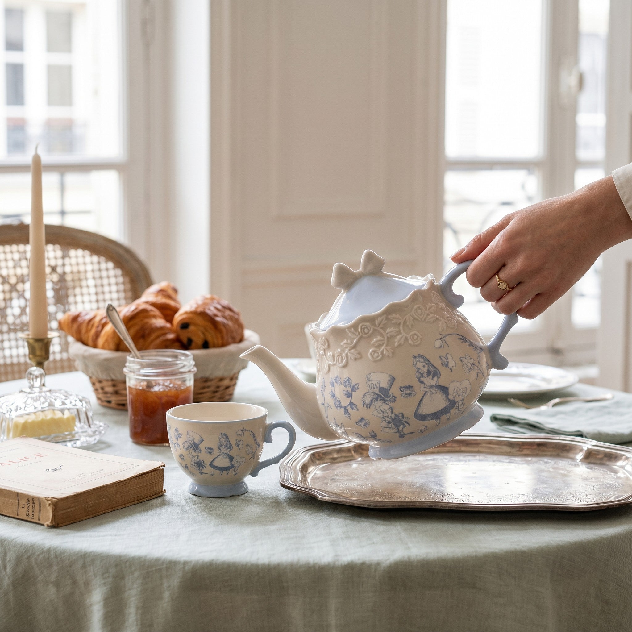 Théière en céramique Le Studio Fantastique Alice au pays des merveilles beige et bleu avec motifs embossés